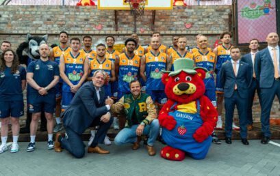 SEAWOLVES präsentieren neues Team und Trikot bei Hauptsponsor KARLS