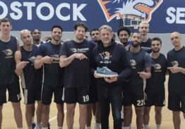 Hand in Hand in Norddeutschland: Nowitzki-Schuh für den guten Zweck ersteigern