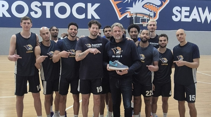 Hand in Hand in Norddeutschland: Nowitzki-Schuh für den guten Zweck ersteigern