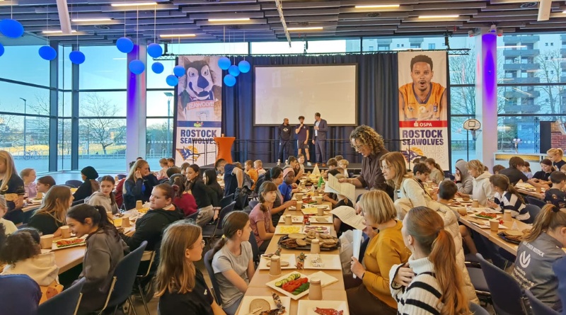 120 Schüler:innen erleben Rotary-Projekttag mit den Rostock Seawolves 120 Schüler:innen erleben Rotary-Projekttag mit den Rostock Seawolves