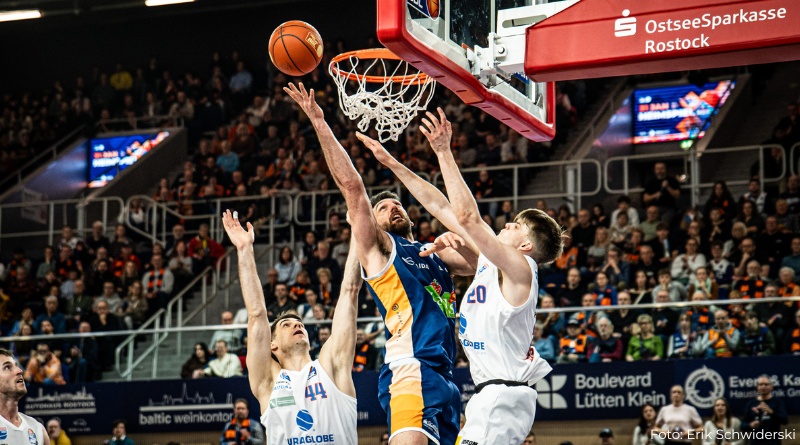 Start-Ziel-Sieg gegen SYNTAINICS MBC