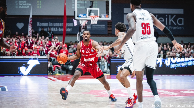 Johnathan Stove unterschreibt in Rostock